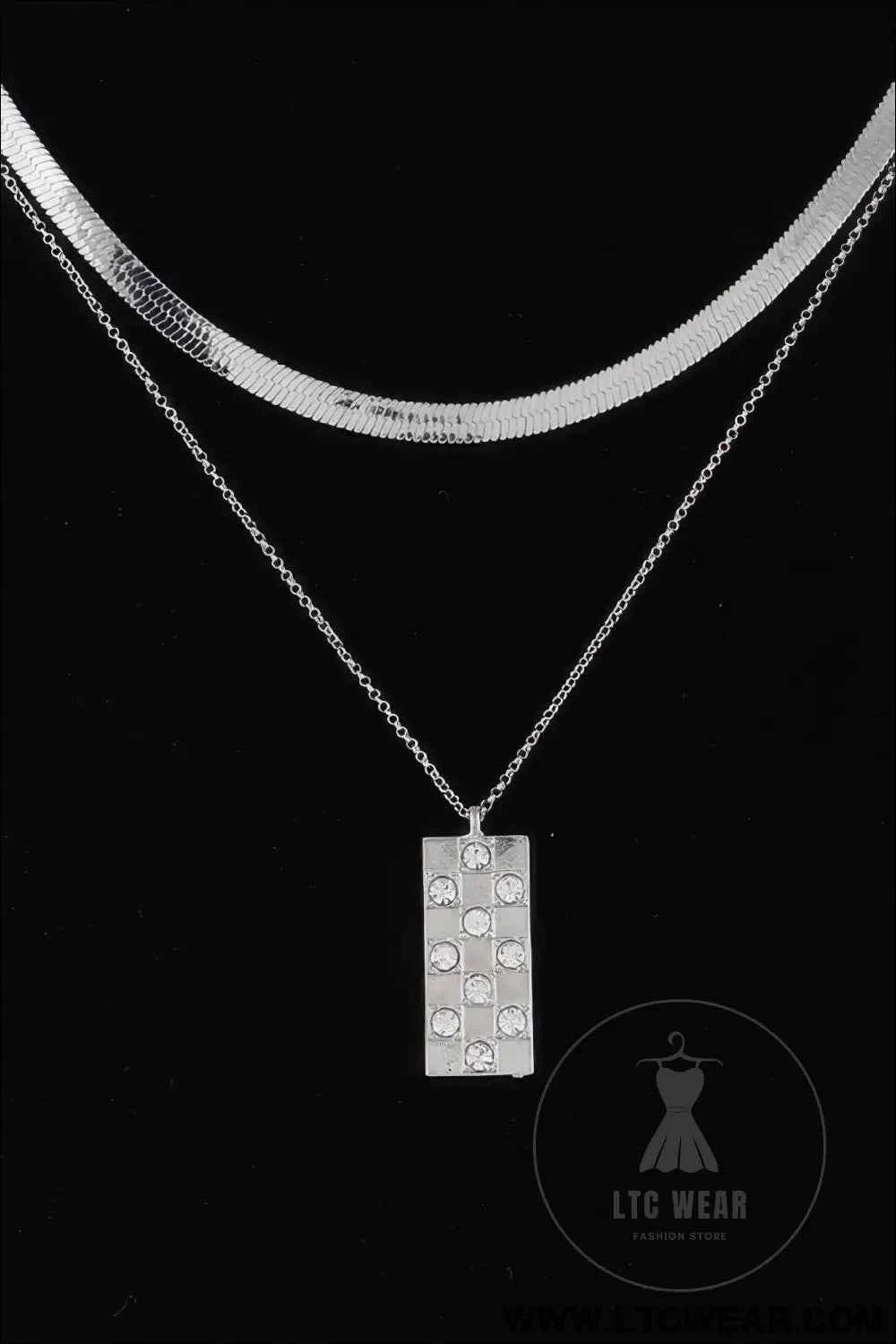 Checkered Jewel Pendant Necklace for Elegant Style and Versatile Fashion