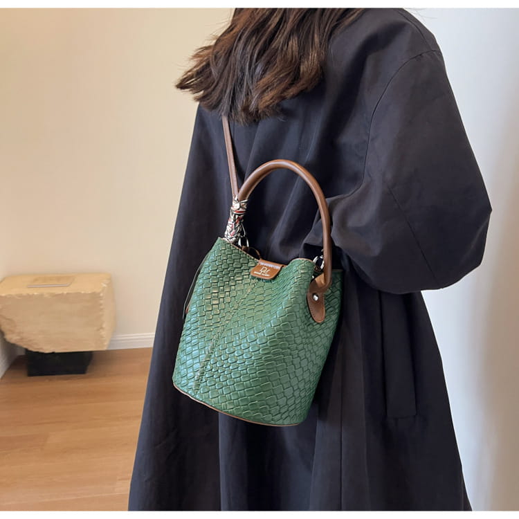 Handbag shoulder bag woven bucket bag