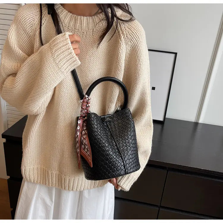 Handbag shoulder bag woven bucket bag