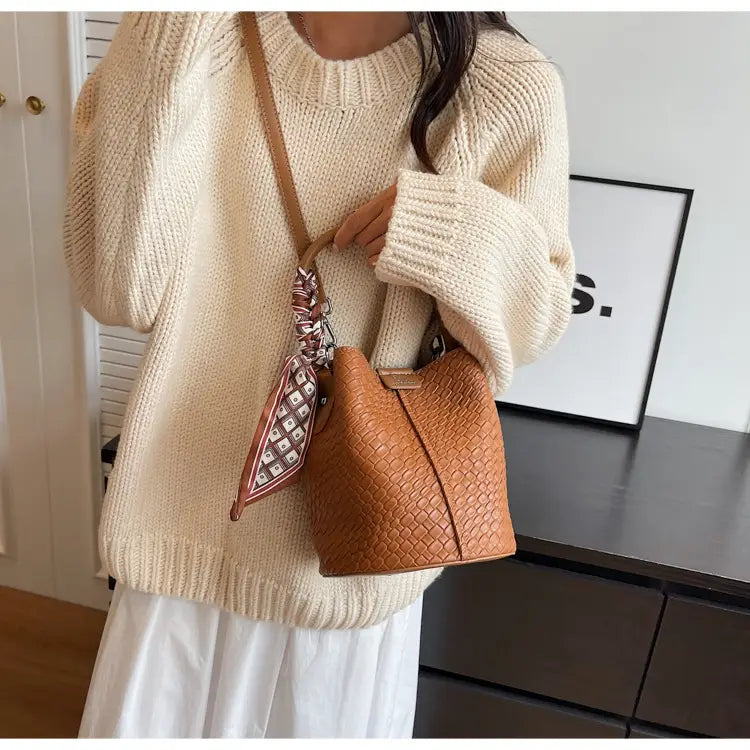 Handbag shoulder bag woven bucket bag