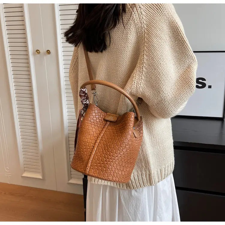 Handbag shoulder bag woven bucket bag
