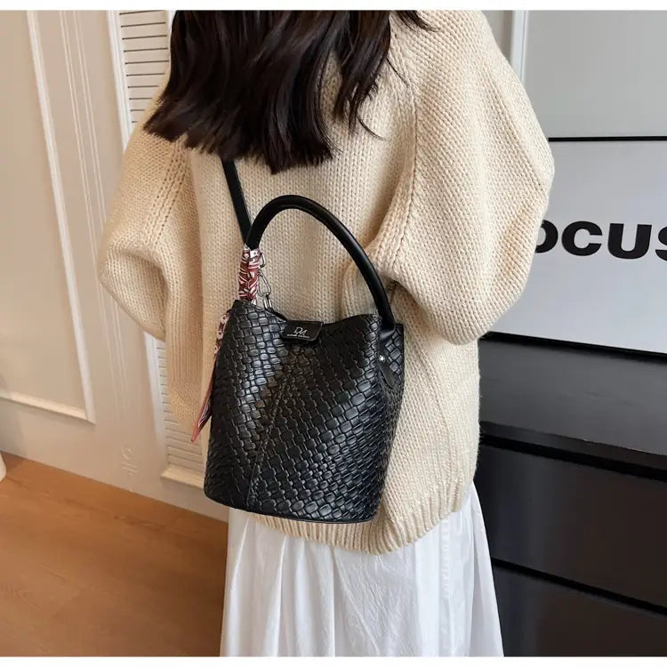 Handbag shoulder bag woven bucket bag