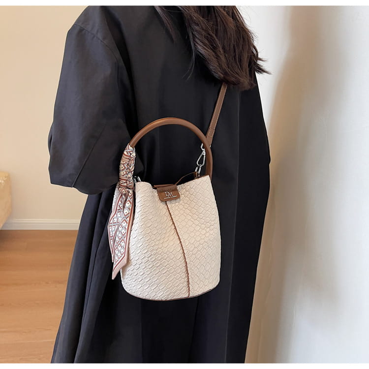 Handbag shoulder bag woven bucket bag