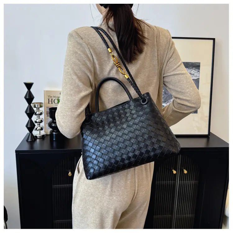 Metal rope buckle woven shoulder bag fashionable versatile retro commuter bag for women.