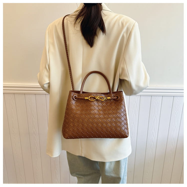 Metal rope buckle woven shoulder bag fashionable versatile retro commuter bag for women.