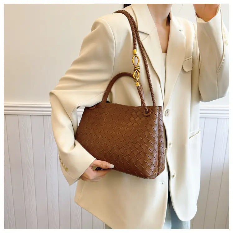 Metal rope buckle woven shoulder bag fashionable versatile retro commuter bag for women.