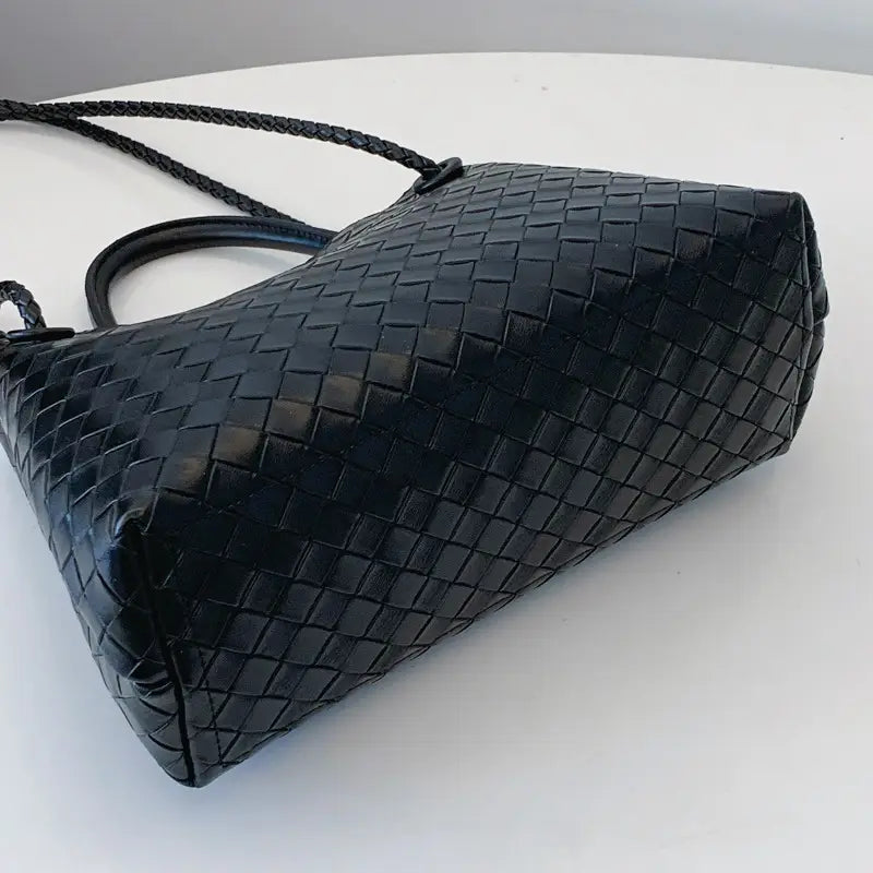Metal rope buckle woven shoulder bag fashionable versatile retro commuter bag for women.