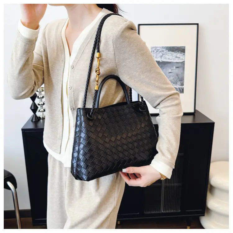 Metal rope buckle woven shoulder bag fashionable versatile retro commuter bag for women.