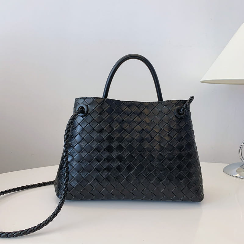 Metal rope buckle woven shoulder bag fashionable versatile retro commuter bag for women.