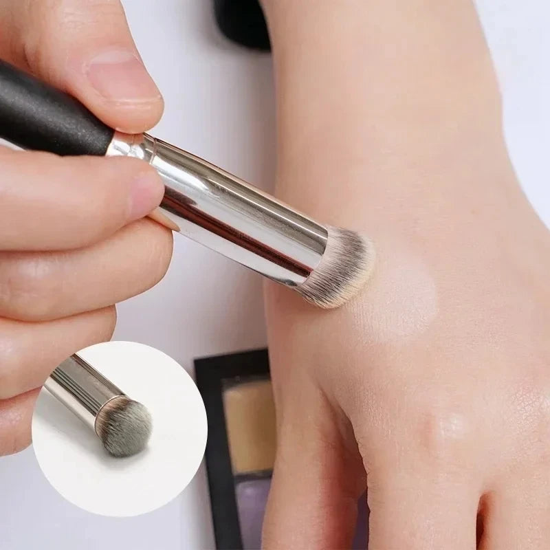 Professional Contour & Blusher Brush for Perfect Coverage