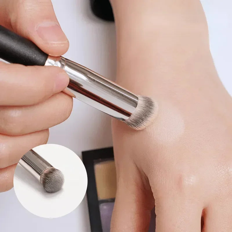 Professional Contour & Blusher Brush for Perfect Coverage