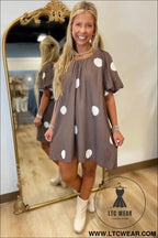 Brown polka dot print knot back short puff sleeve loose mini dress - midi dresses