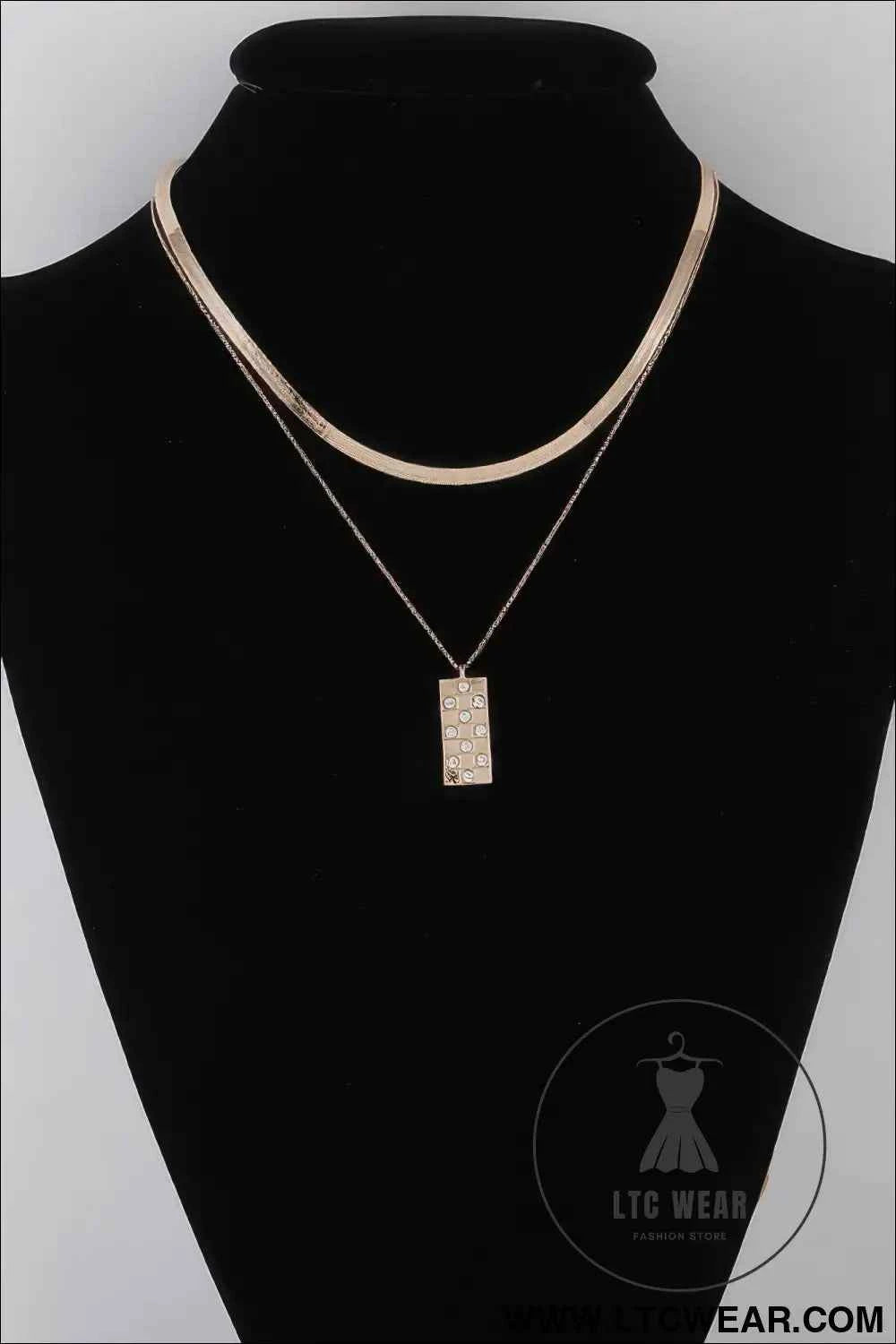 Checkered Jewel Pendant Necklace for Elegant Style and Versatile Fashion