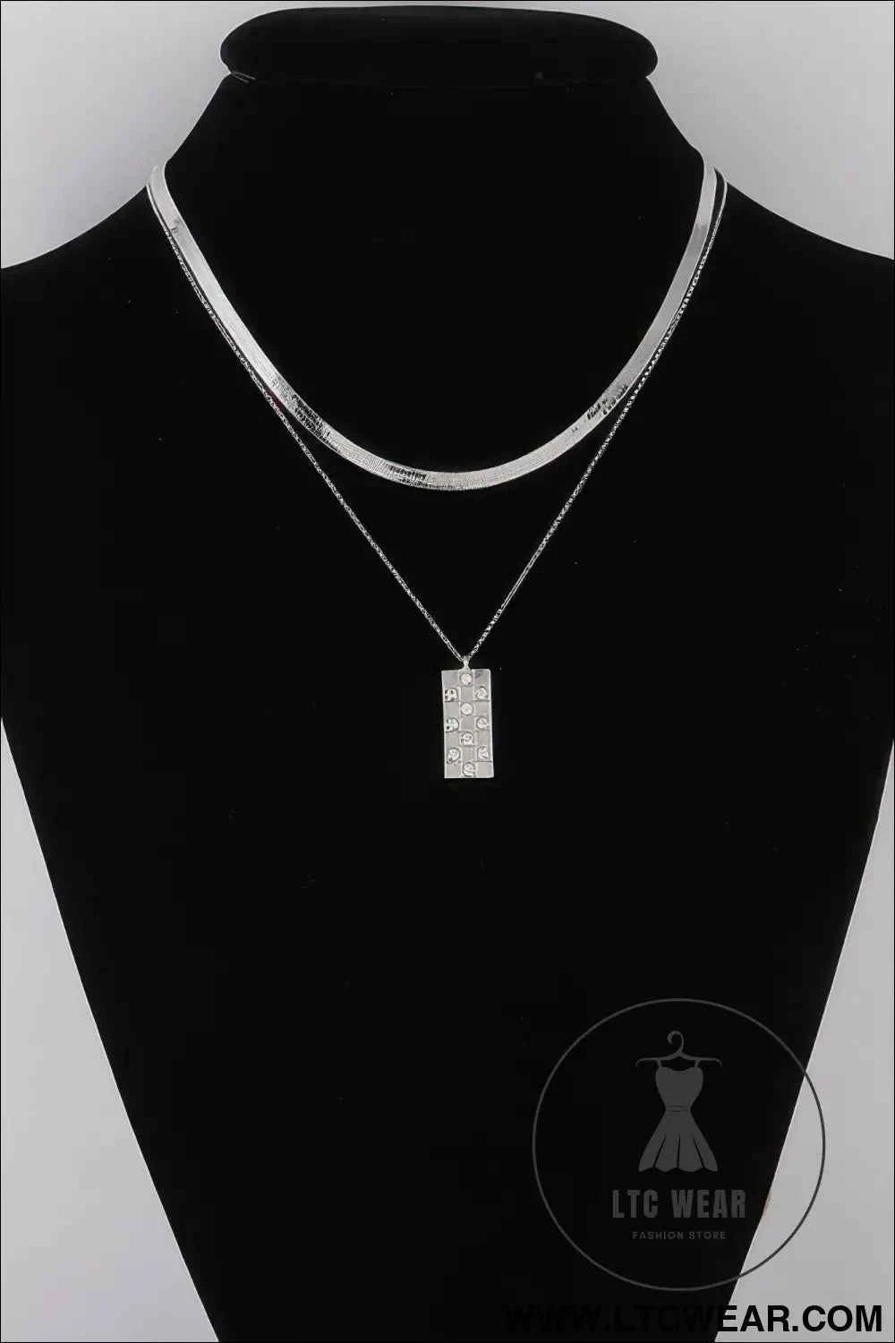 Checkered Jewel Pendant Necklace for Elegant Style and Versatile Fashion
