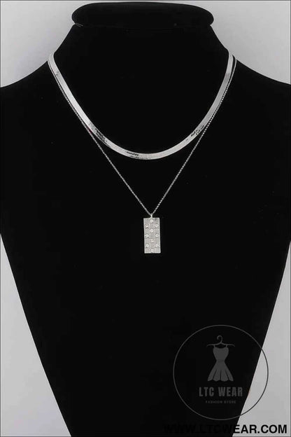 Checkered Jewel Pendant Necklace for Elegant Style and Versatile Fashion