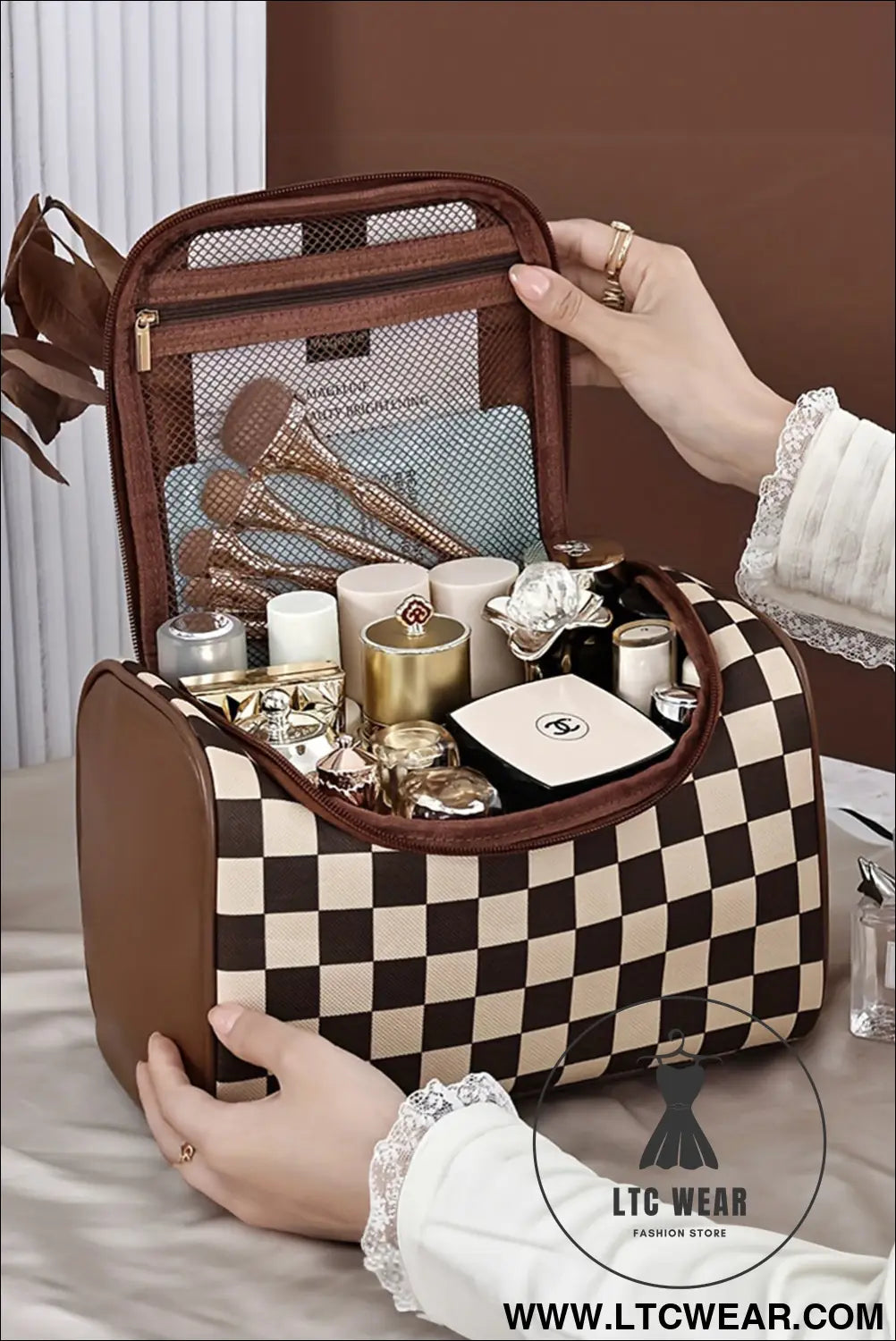 Checkered zipper large cosmetic bag with handle - black / one size / 95% pu + 5% alloy - makeup bags