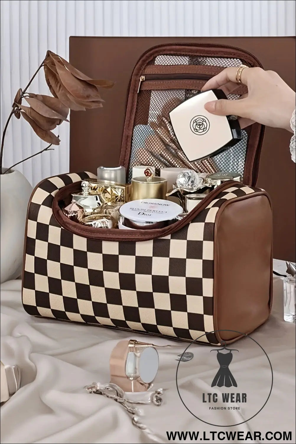 Checkered zipper large cosmetic bag with handle - black / one size / 95% pu + 5% alloy - makeup bags