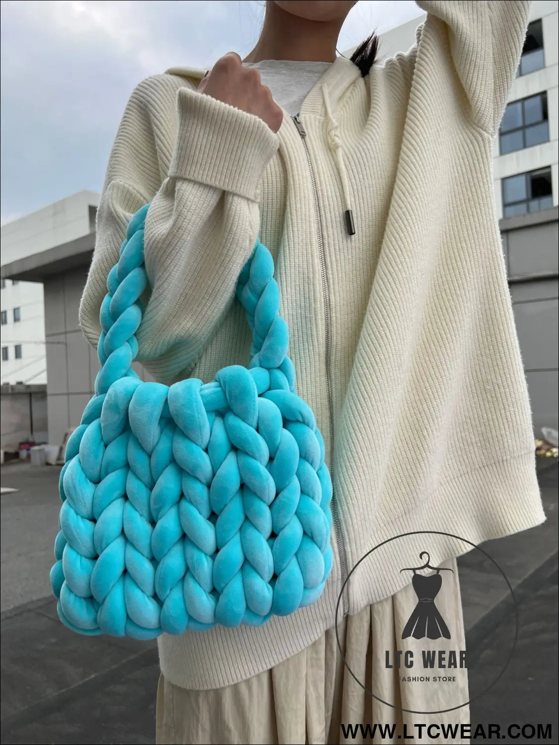 Diy hand woven crystal velvet core spun yarn woven hand-held mailman bag - azure blue / width 28x height 20x handle
