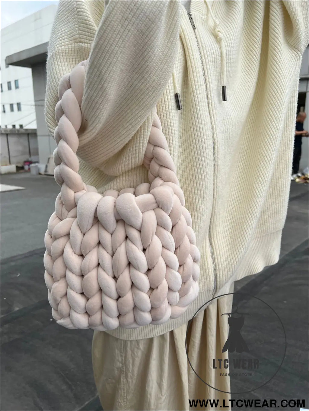Diy hand woven crystal velvet core spun yarn woven hand-held mailman bag - beige / width 28x height 20x handle height