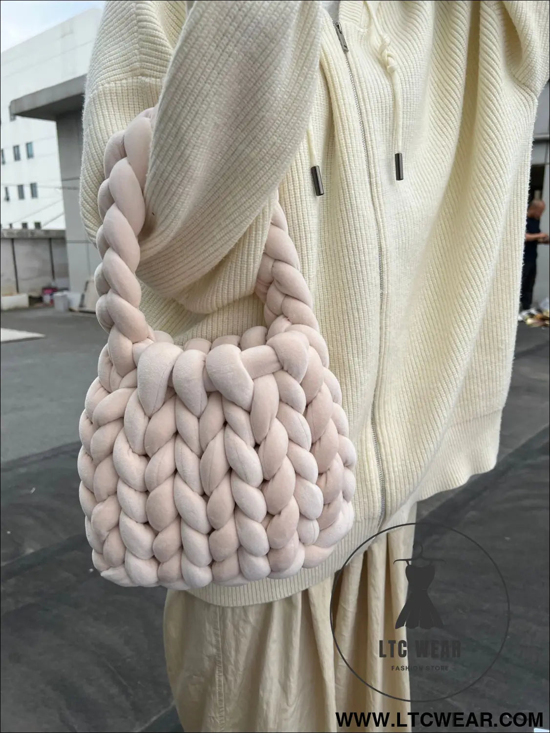 Diy hand woven crystal velvet core spun yarn woven hand-held mailman bag - beige / width 28x height 20x handle height