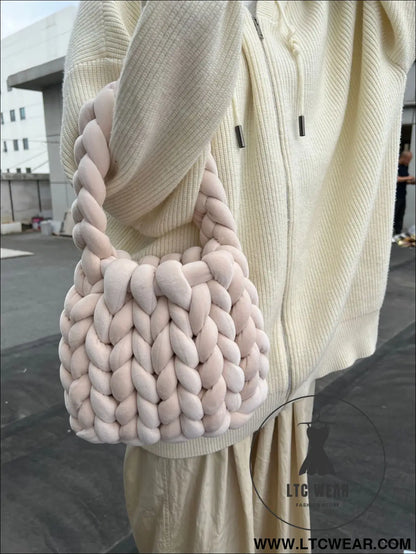 Diy hand woven crystal velvet core spun yarn woven hand-held mailman bag - beige / width 28x height 20x handle height