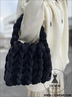 Diy hand woven crystal velvet core spun yarn woven hand-held mailman bag - black / width 28x height 20x handle height
