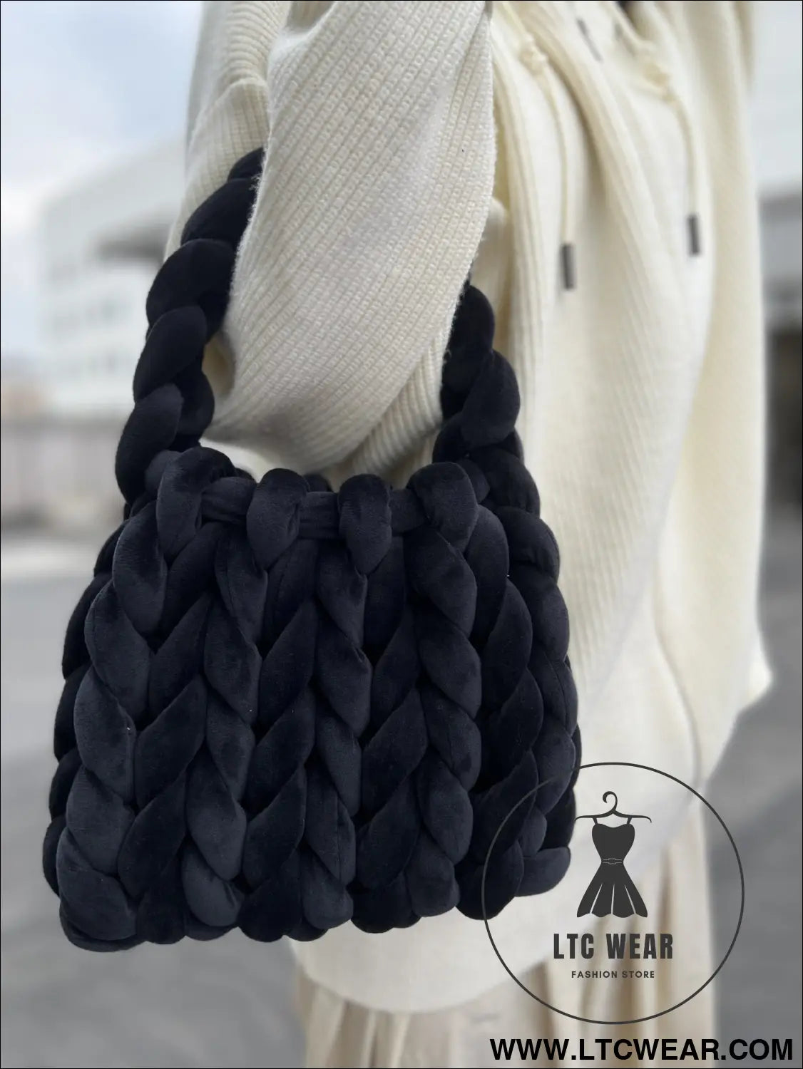 Diy hand woven crystal velvet core spun yarn woven hand-held mailman bag - black / width 28x height 20x handle height