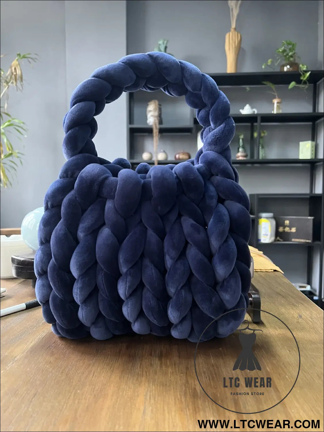 Diy hand woven crystal velvet core spun yarn woven hand-held mailman bag - navy blue / width 28x height 20x handle