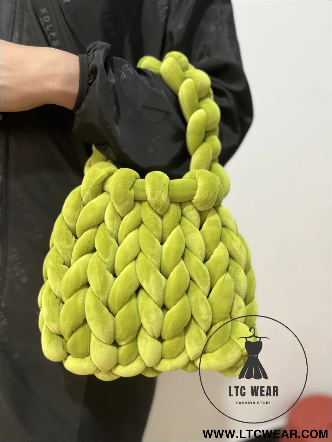 Diy hand woven crystal velvet core spun yarn woven hand-held mailman bag - olive green / width 28x height 20x handle