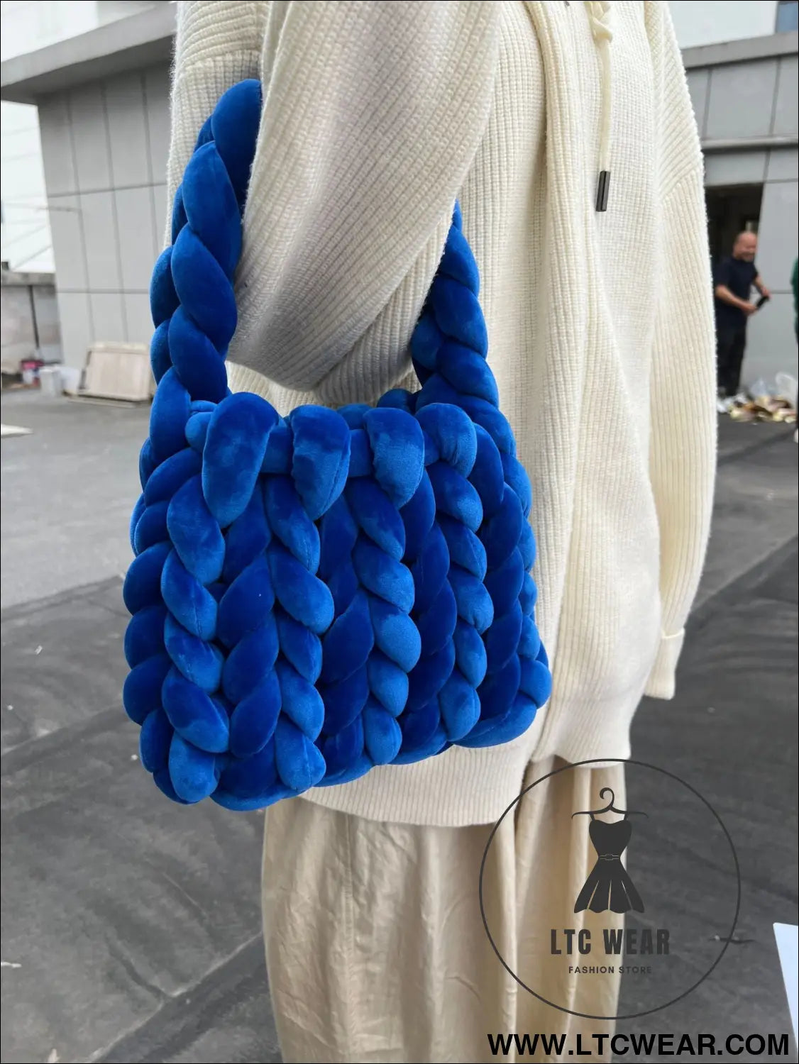 Diy hand woven crystal velvet core spun yarn woven hand-held mailman bag - royal blue / width 28x height 20x handle