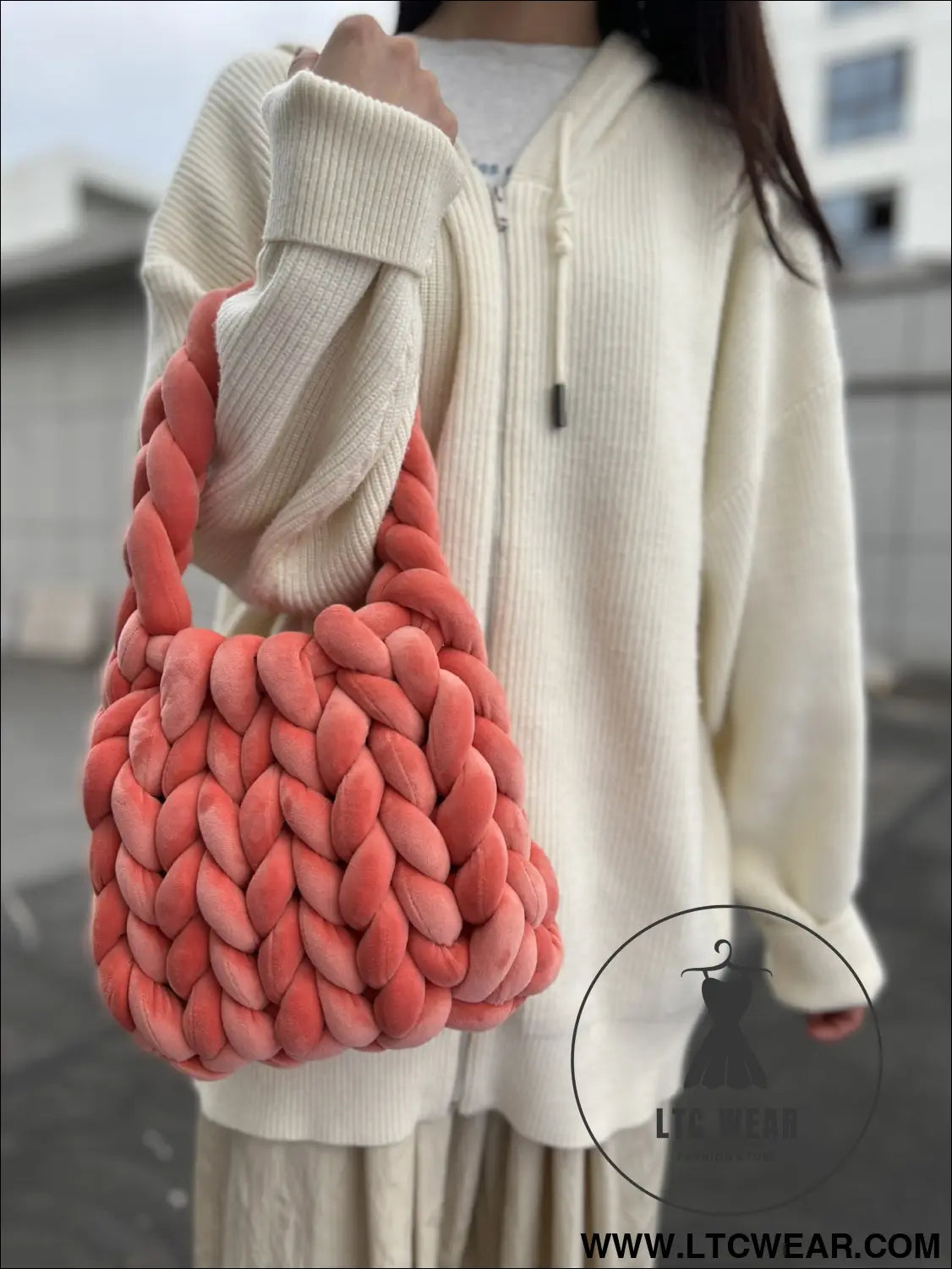Diy hand woven crystal velvet core spun yarn woven hand-held mailman bag - rust red / width 28x height 20x handle