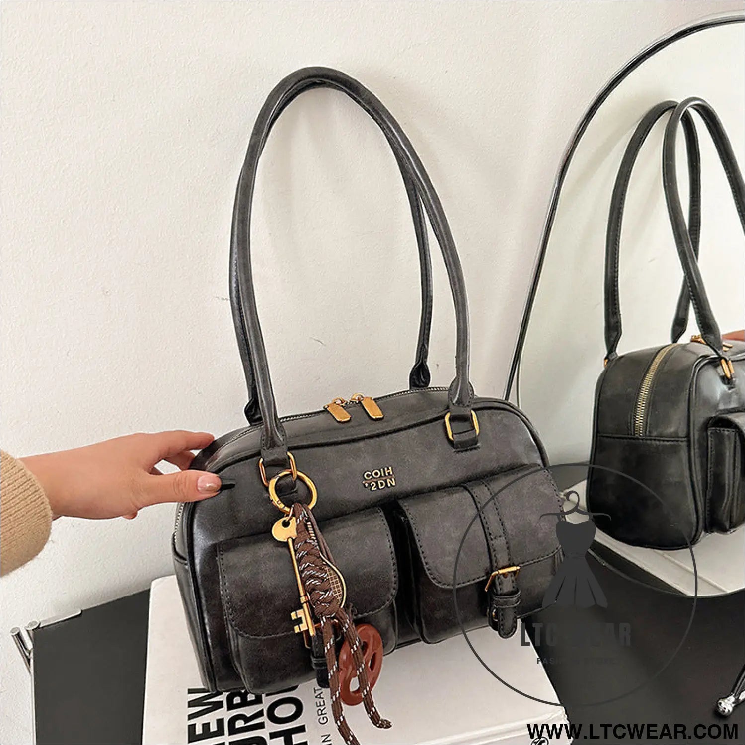 Korean-style retro shoulder bag fashion trendy casual boston bag stylish bowling bag - black pendant