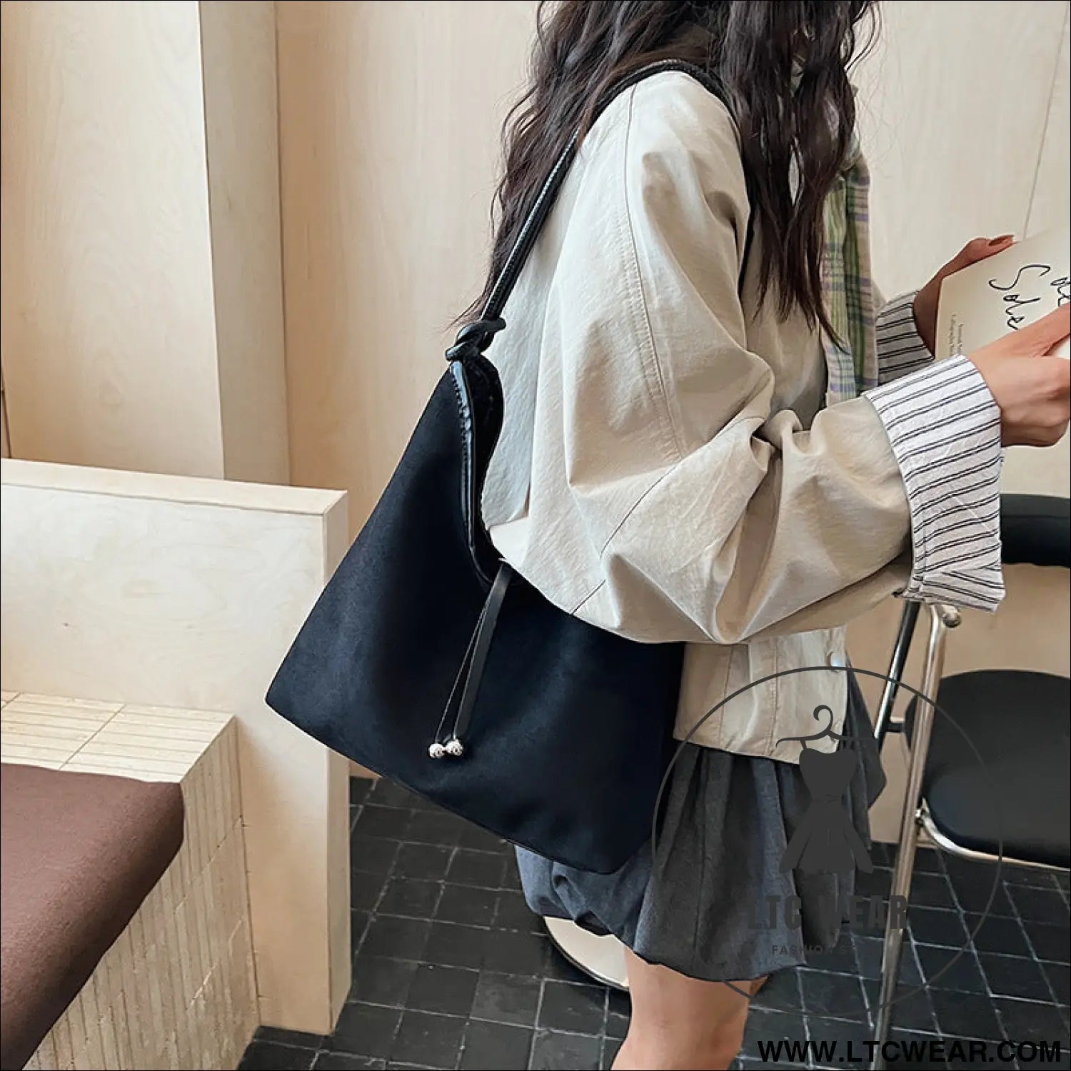 Matte retro women’s large capacity shoulder bag casual everyday tote with premium texture - black