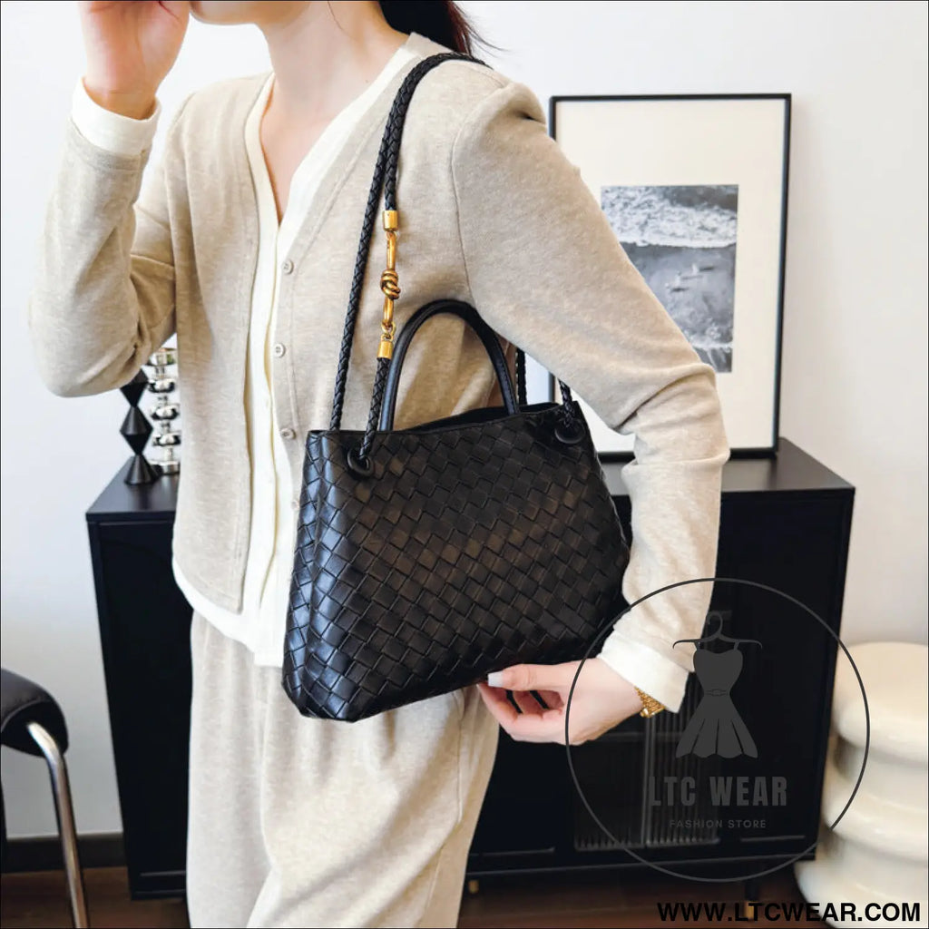 Metal rope buckle woven shoulder bag fashionable versatile retro commuter bag for women.