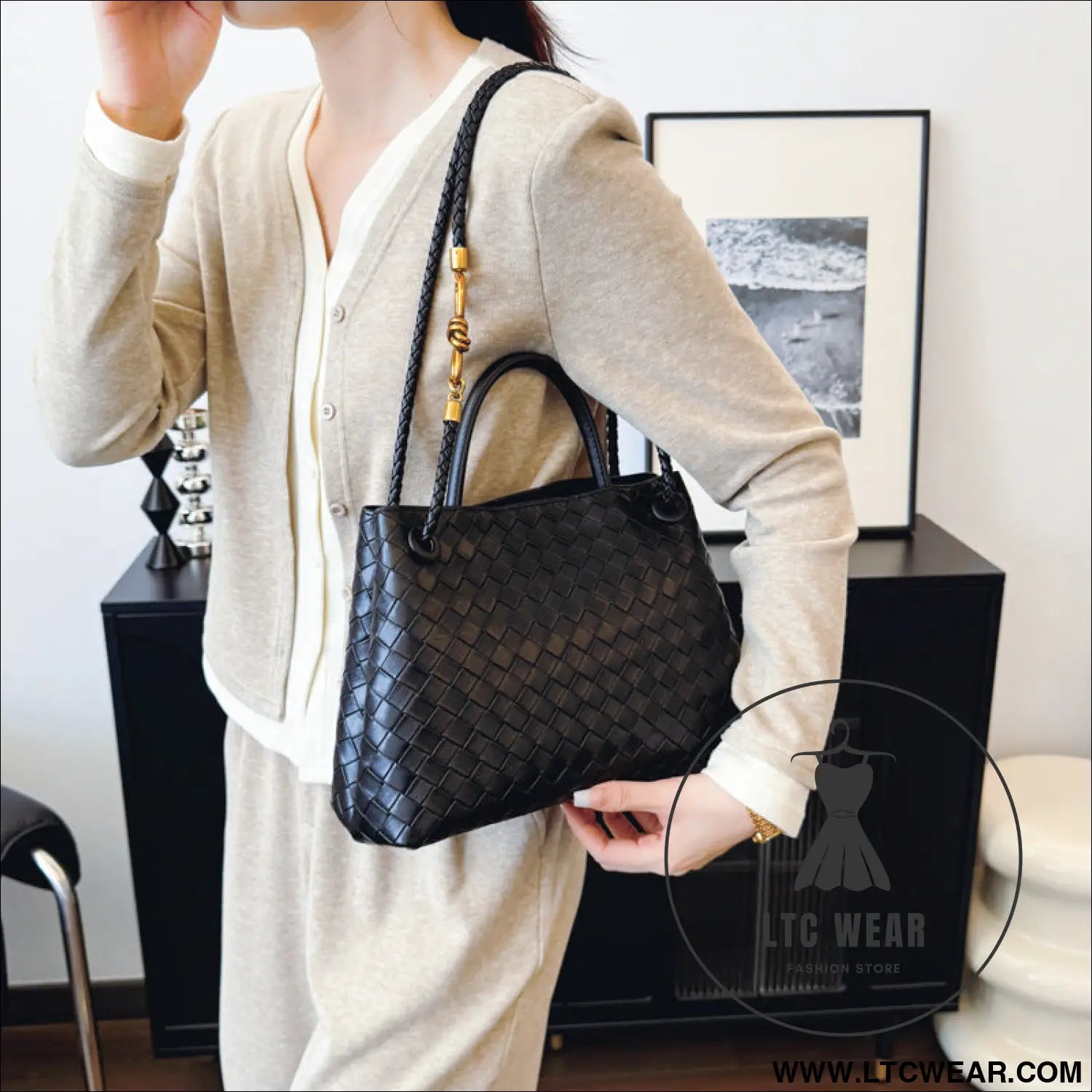 Metal rope buckle woven shoulder bag fashionable versatile retro commuter bag for women.