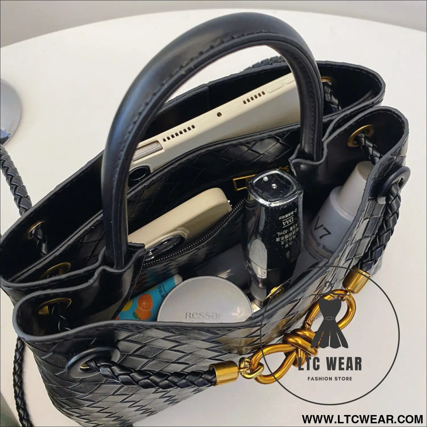 Metal rope buckle woven shoulder bag fashionable versatile retro commuter bag for women.