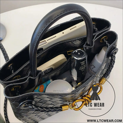Metal rope buckle woven shoulder bag fashionable versatile retro commuter bag for women.